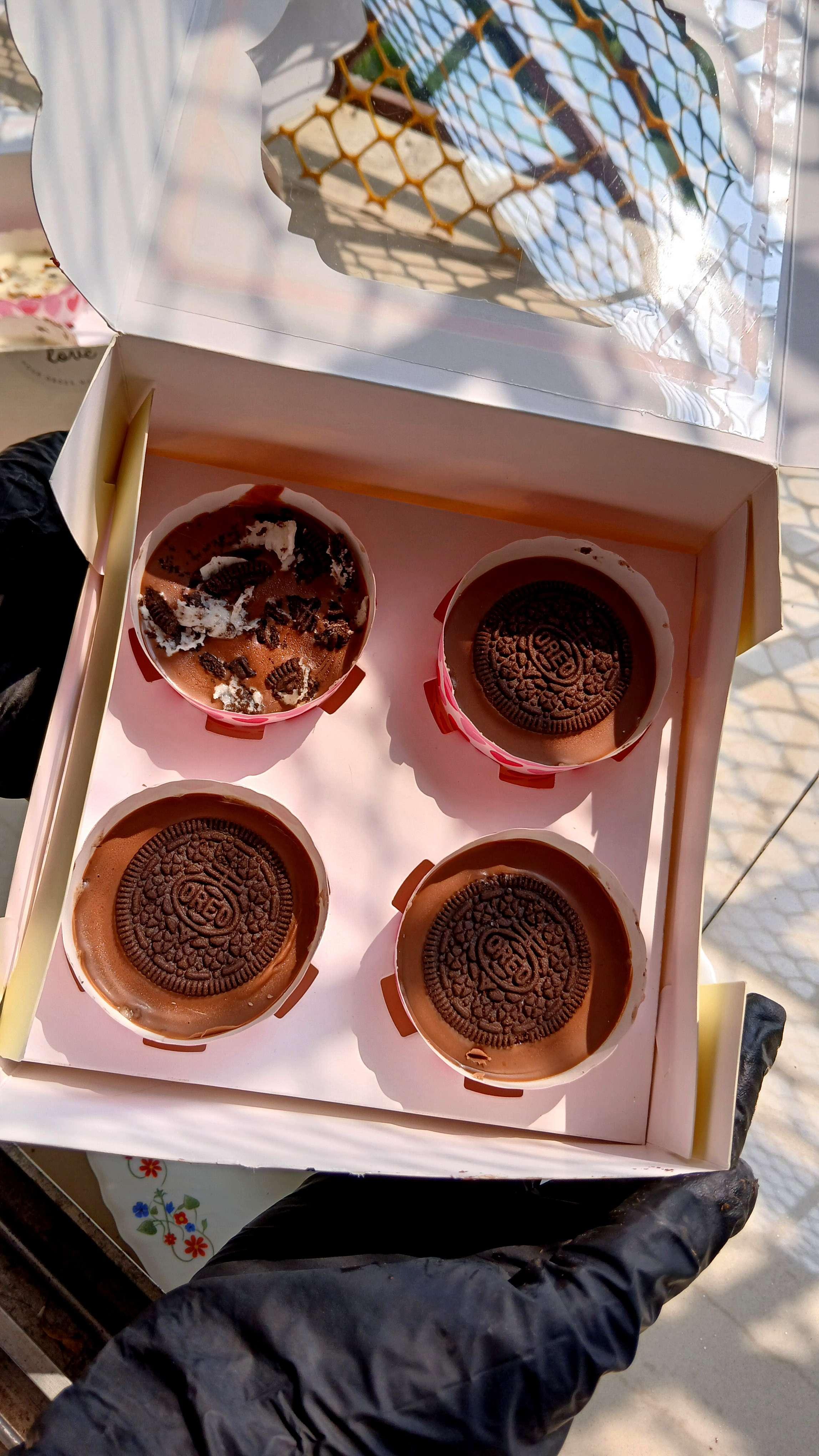Cookies n' Cream w/ Milk chocolate disc (BOX OF 4) - Thumbnail 2