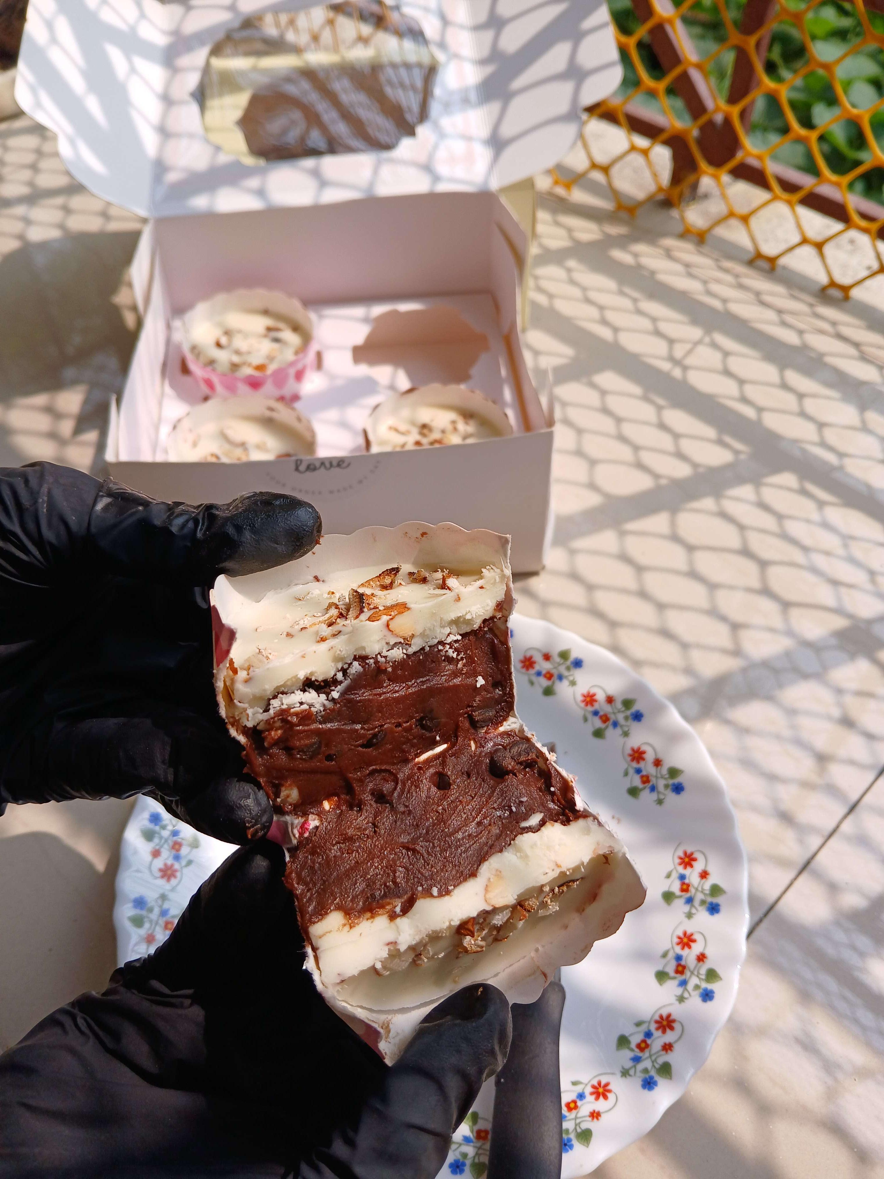 Dark chocolate ECD  w/ White chocolate disc (BOX OF 4) - Thumbnail 3