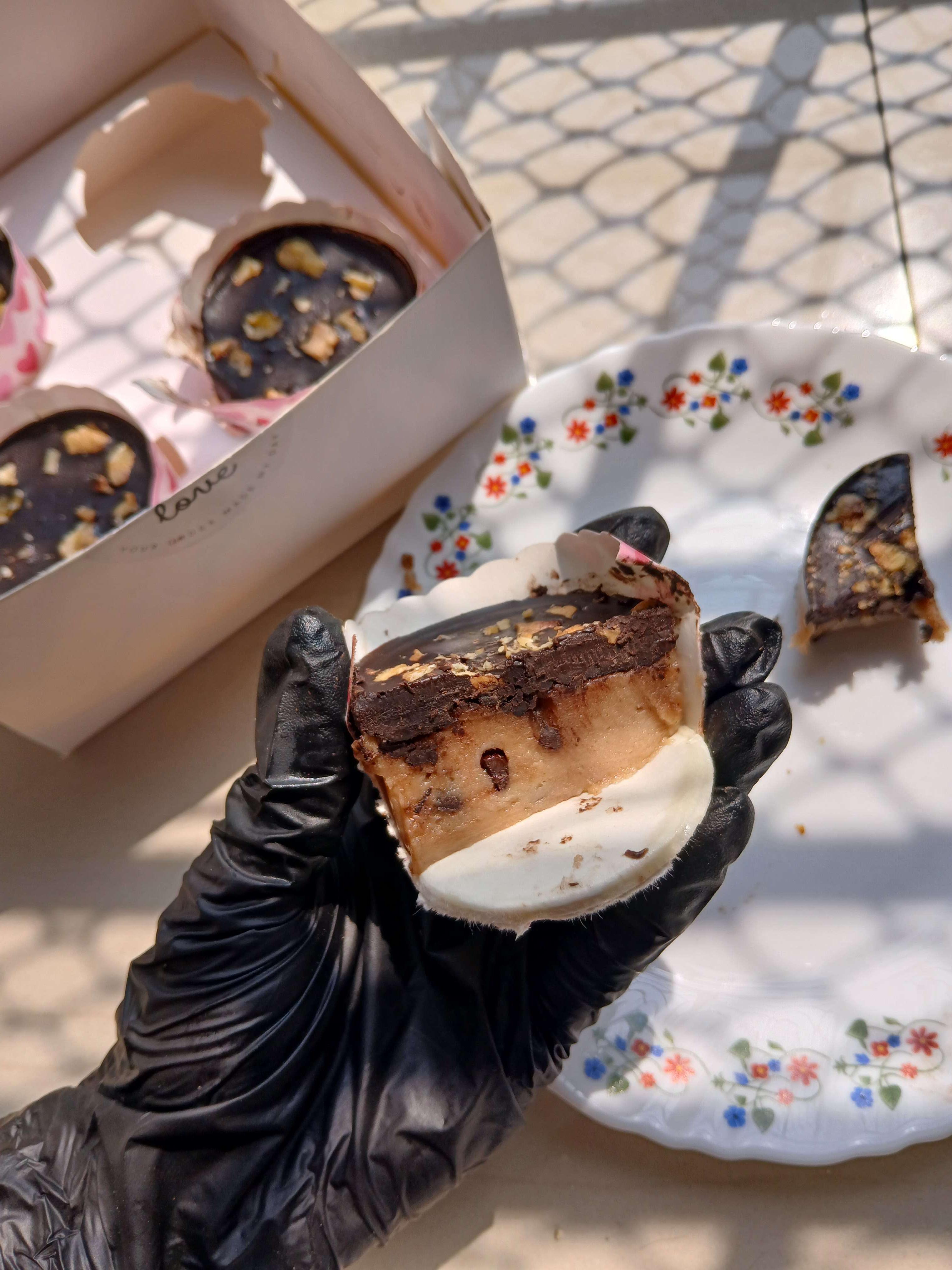 Classic Choco-chip w/dark chocolate disc (BOX OF 2) - Thumbnail 4